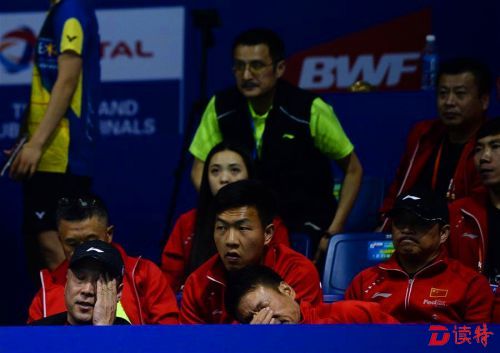 5月19日，中国队总教练李永波（下左）在看台上。当日，在江苏昆山举行的2016羽毛球汤姆斯杯四分之一决赛中，中国队以1比3不敌韩国队，无缘四强。 新华社记者李响摄