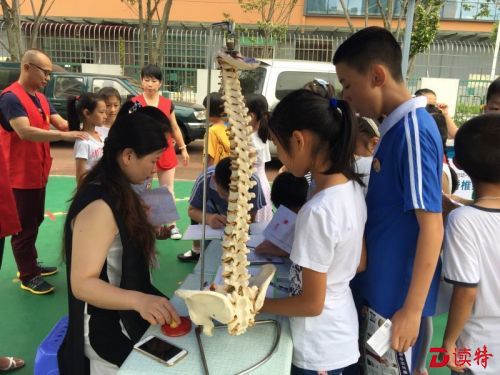 无人机表演、智能机器人展示、指纹破案等高科技游戏走进小学