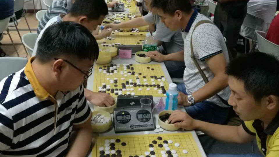 一场不在乎结果的“手谈” 外来青工围棋赛快乐交流