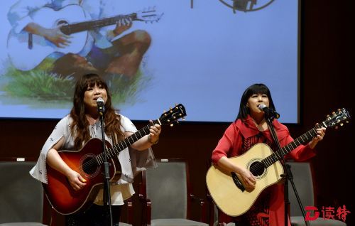 南方二重唱在发布会现场演唱