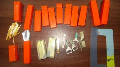 你家门锁是一字锁吗？这伙小偷专找安这种锁的人家下手
