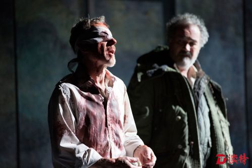 10. Gloucester (Stephen Boxer) and Old Man (Colin Haigh). Photo by Mark Douet.