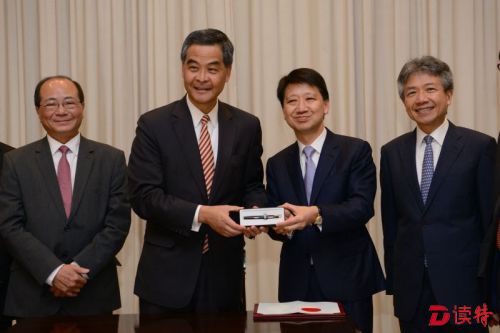 香港教育学院更名香港教育大学，特首梁振英在办公室举行签署仪式