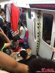 逆天了！3男子在广州地铁上晾衣服支桌子吃花生