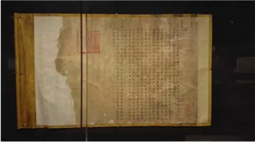 康熙传位皇四子胤禛的遗诏。陈列馆的说明写得认真严谨。1