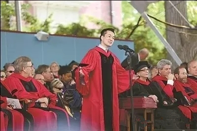 湖南农村学霸首登哈佛毕业典礼演讲台，他讲了啥？