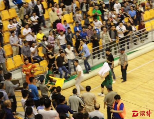 男篮邀请赛中美球员场上爆发群殴 板凳瓶子满场乱飞 