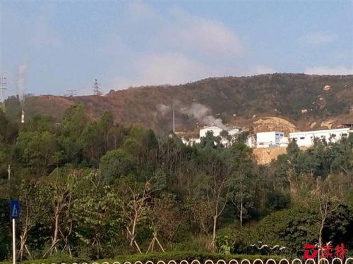 垃圾场臭气熏天 垃圾监管中心主任伙同情妇收黑钱
