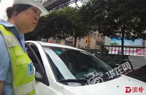 车停路中间 民警上前了解情况