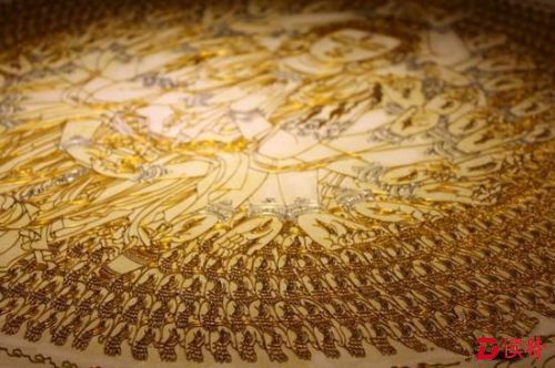 甘肃画师用金丝壁画描绘千手千眼观音