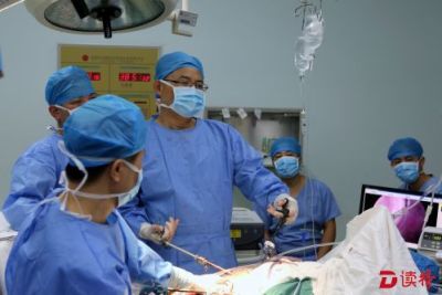 龙华新区中心医院实施新区首例脾肿瘤微创切除术