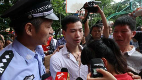 泪奔！5岁男孩吃一颗荔枝被拐走 失散21年后寻回双亲