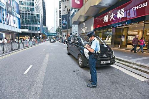 乱停车，香港警察  “派牛肉干”也是麻利的
