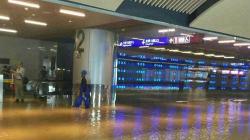 雷暴天气造成逾百航班延误  桃园机场成泽国
