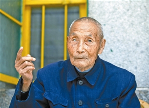 现场故事丨听98岁老红军讲过去的事