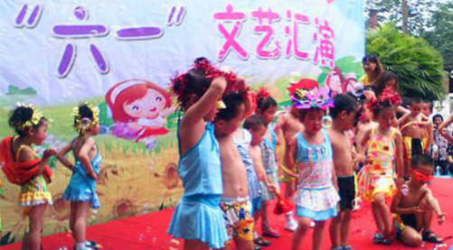 家长曝幼儿园孩子六一演低俗节目 园方:按教材演的