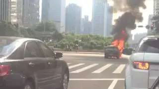 天气这么热！广州一辆行驶中的SUV自燃了……