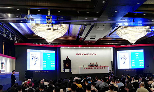 6月3日，北京保利2016春季拍卖会在京举槌。在下午的“中国当代水墨”专场中，央视主持人朱军的水墨画《牧羊女》拍出130万元。图为拍卖会现场。