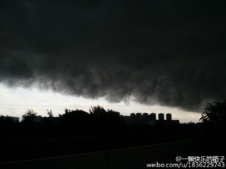 骄阳秒变暴雨！深圳上空大片即视感