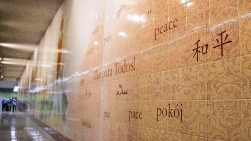 6月2日，里约地铁4号线其中一站通道墙壁上各种语言的“和平”。 新华社记者李明摄