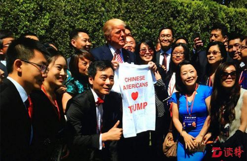 特朗普在家中会见华裔助选团。