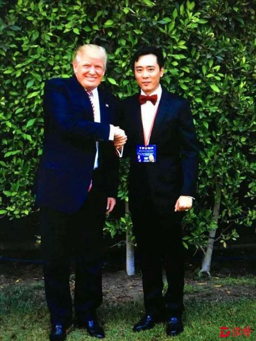 特朗普与“华裔北美川普助选团”创建人兼主席王湉握手。