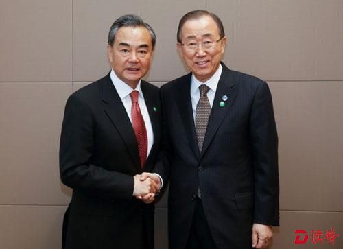 当地时间2016年6月3日，外交部长王毅在巴黎出席支持中东和平倡议外长会期间会晤联合国秘书长潘基文。