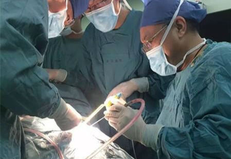 爸爸“吓唬一下” 手一滑  剪刀插入10岁女童太阳穴