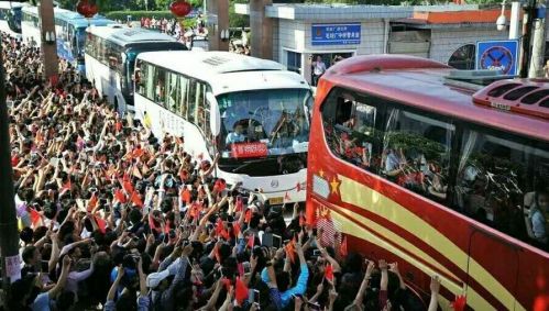 场面震撼！毛坦厂中学万名考生“出征”