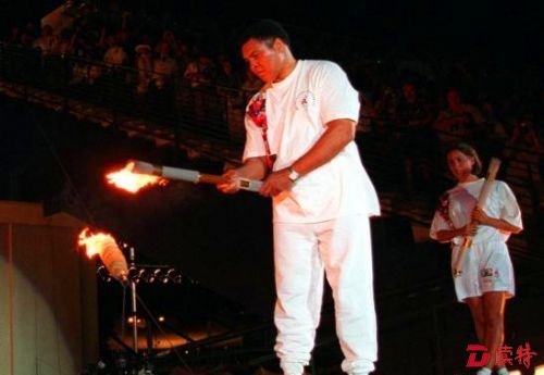 　1996年亚特兰大奥运会，身患帕金森而不断颤抖的阿里点燃了主火炬，以这种方式重回奥运赛场。