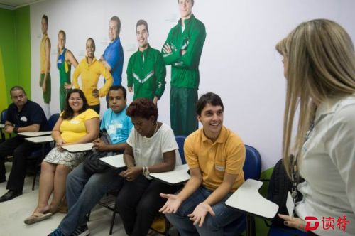 　里约奥运会、残奥会志愿者申请人在里约热内卢一处志愿者培训中心内参加培训活动