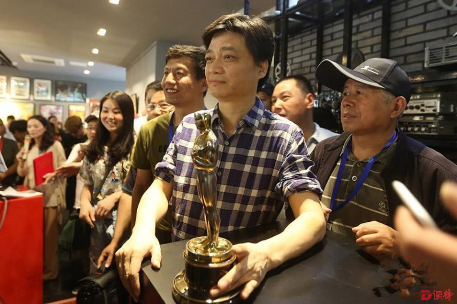 南京艺术学院电影馆开门 崔永元携小金人出席 