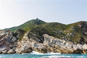 深圳东部海岸线的岩石构造清晰保留了侏罗纪火山喷发后的形态。