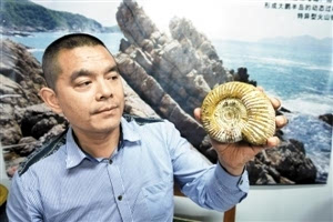 　　这个地质界叫“香港菊石”的化石其实是在深圳大鹏发现的。
