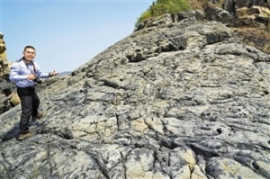 　这块大石头就是海底岩浆冷凝而成的。