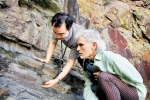　　中法科学家在大鹏进行地质考察。