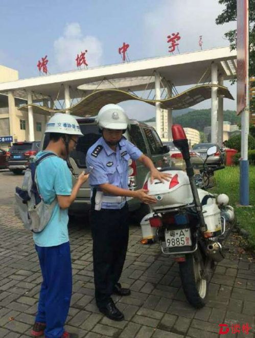 警察叔叔，我的准考证忘带了。