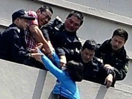 巡逻队员楼顶救轻生少女坠亡 获救者被拘