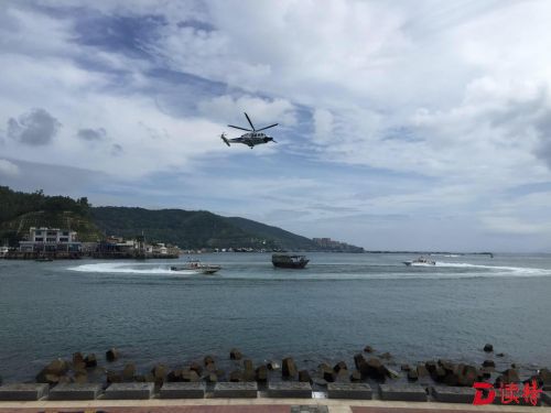 在直升机的配合下，边防快艇包围了载有嫌犯的渔船。