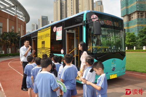 小学生参观电动公交车外观
