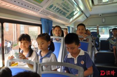 燃油公交车加速更新为电动车  公交司乘走进学校宣传安全出行