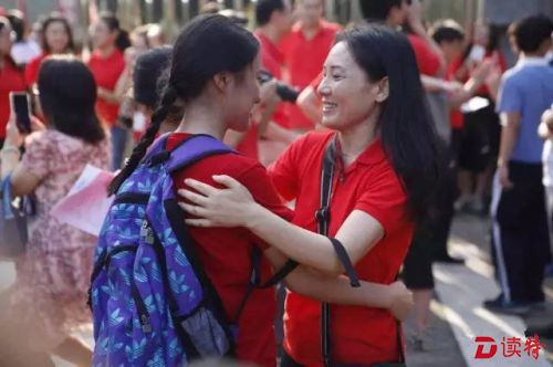 深圳高考首日平安顺利 考生无人迟到无人违纪