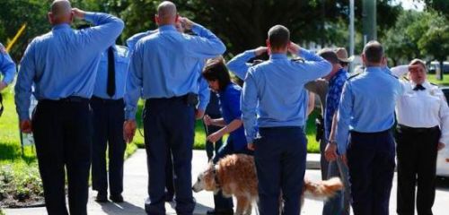 在德州的一家兽医医院，Bretagne接受了安乐死。在进入医院前，当地的消防员志愿者对他进行夹道送行并敬礼。Bretagne患有肾衰竭，并且停止进食。