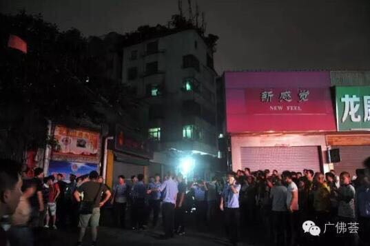 佛山民警朝天鸣枪制止持械人员滋事 出租屋却有人中流弹身亡