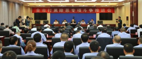 山西“程三”出狱抖威风：百人列队放炮摆宴，4天后又被抓。