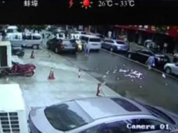 夫妻吵架扔下2万钞票 事后捡回100元