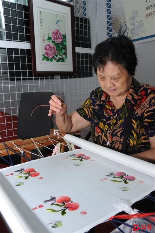 传承人陆柳卿展示技艺