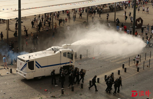 英俄球迷在一系列冲突后无法抑制情绪，警方被迫动用了高压水枪来驱散双方球迷。