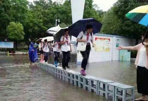 汕头突降暴雨水困校门 学校搭起“课桌桥”温暖人心