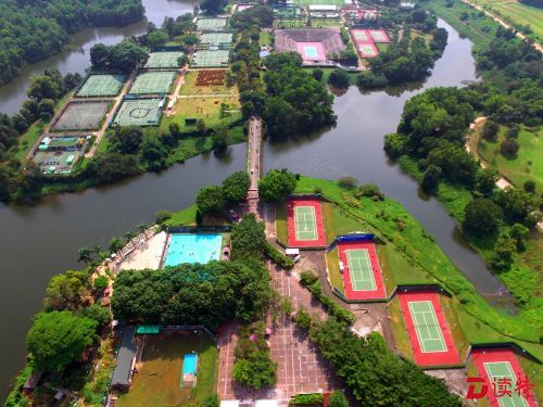 观澜湖的18片网球场位于湖光山色的生态体育公园内